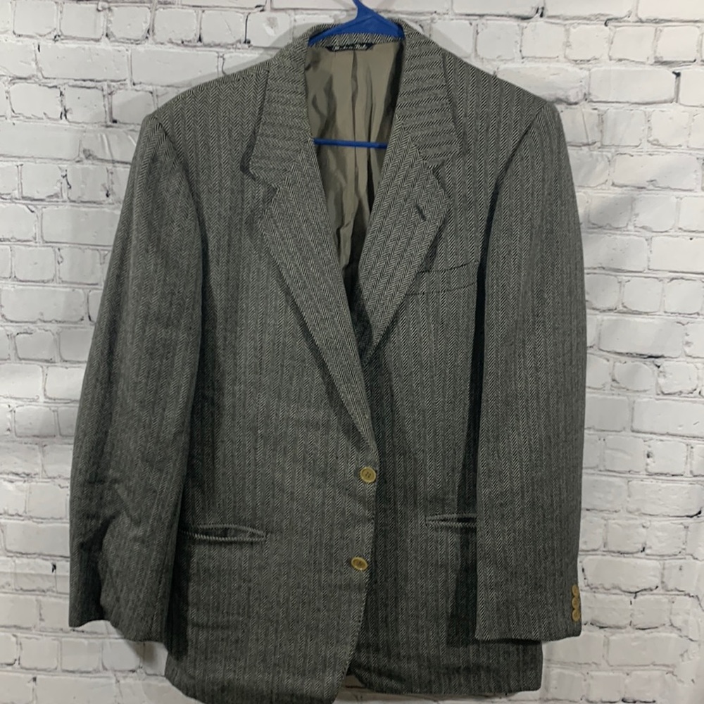 YSL men’s blazer fits like US 40
